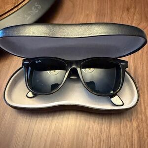 Ray-Ban Wayfarer Sunglasses in Tortoise